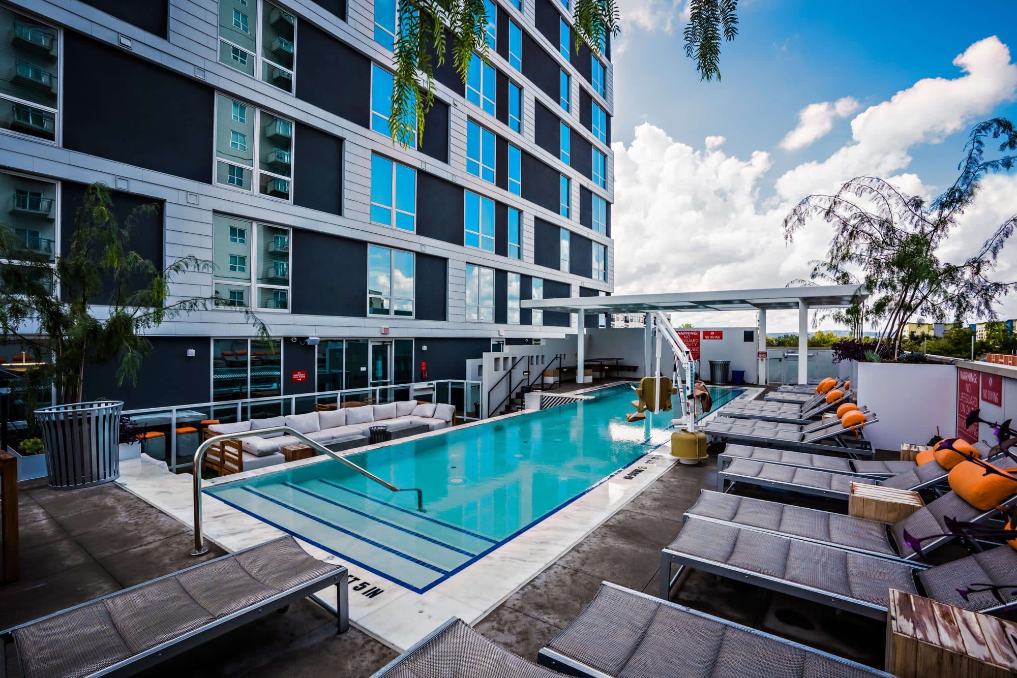 signature 1909 off campus apartments near ut austin west campus rooftop pool and lounge